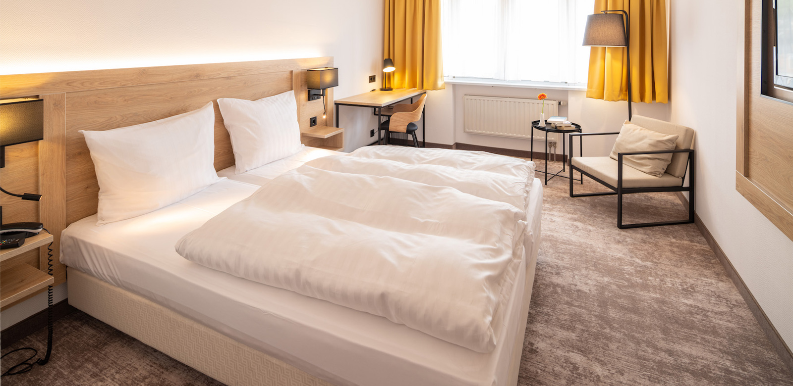 Komfortzimmer at Hotel Jean-Paul, with a queen bed and workspace
